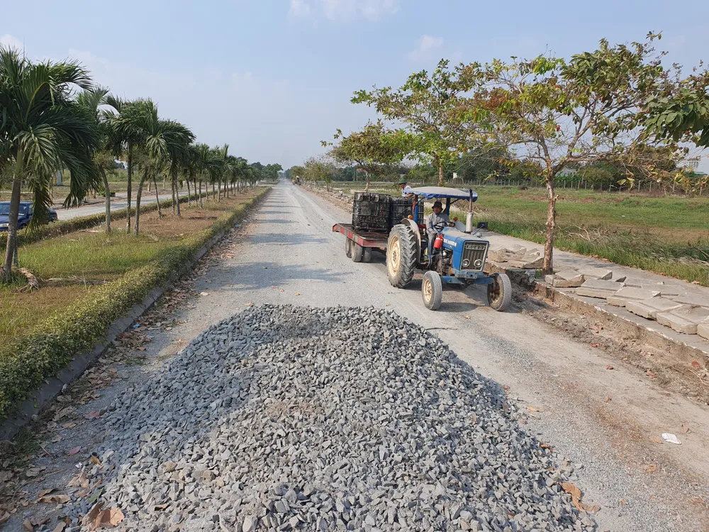 Cận cảnh 1 con đường nội bộ trong khu tái định cư với 2 hàng cây xanh 2 bên. Cận cảnh 1 con đường nội bộ trong khu tái định cư với 2 hàng cây xanh 2 bên.