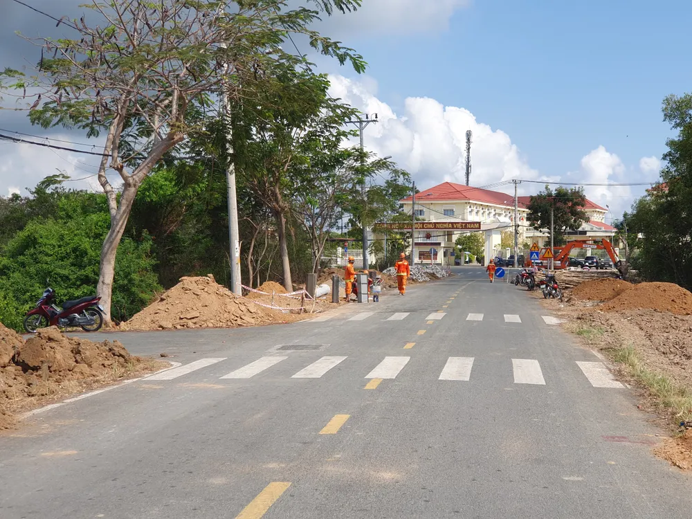 Con đường vào UBND huyện Cần Giờ đang được sửa chữa, hoàn thiện. Ảnh chụp ngày 6-4: Kiên Cường Con đường vào UBND huyện Cần Giờ đang được sửa chữa, hoàn thiện. Ảnh chụp ngày 6-4: Kiên Cường