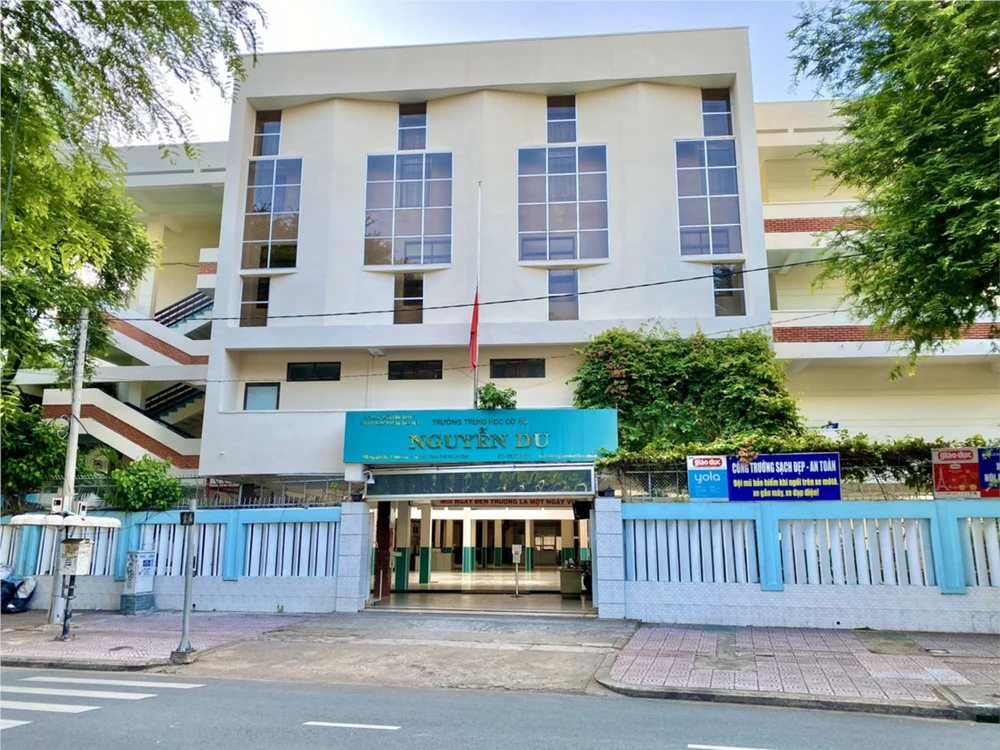 Cá nhân hiệu trưởng và trường THCS Nguyễn Du đều bị xử phạt về vi phạm trong hoạt động đấu thầu năm 2022. Ảnh: trang web trường Nguyễn Du