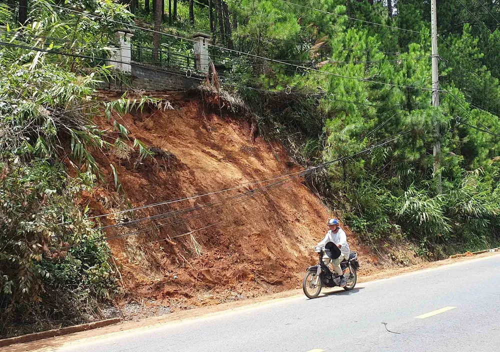 Cách đó khoảng 1 km, khu vực đèo Mimosa cũng có chỗ sạt lở nhìn thấy được bằng mắt thường. Cách đó khoảng 1 km, khu vực đèo Mimosa cũng có chỗ sạt lở nhìn thấy được bằng mắt thường.