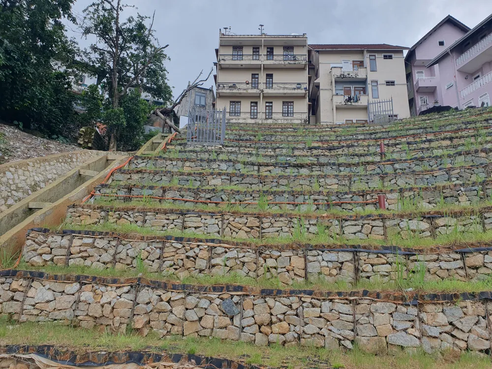 Cụ thể, chiều 12-11-2021, trong lúc sinh hoạt trong nhà trên đường Khe Sanh (khu vực số 2 đường Khe Sanh), nhiều người dân tá hỏa phát hiện dấu hiệu sạt lở đất liền tháo chạy ra ngoài. Chừng 30 phút sau, hàng trăm khối đất trôi xuống thung lũng, sâu hơn 50 m. Bờ taluy đá, cây cối và một căn nhà cấp 4 bị vùi lấp, may mắn không gây thương vong. Vụ sạt lở gây rung lắc trên diện rộng khiến bảy căn nhà 3-4 tầng xung quanh, trong đó có một số khách sạn bị nứt toác, trơ móng. Hơn 20 người, bao gồm cả du khách đang lưu trú phải di dời khẩn cấp. Lúc đó, Đà Lạt cũng được ghi nhận có mưa lớn nhiều ngày. Đến nay, toàn bộ bờ dốc này đã được gia cố bằng các bậc thang có rọ đá và lưới thép chắc chắn. Cụ thể, chiều 12-11-2021, trong lúc sinh hoạt trong nhà trên đường Khe Sanh (khu vực số 2 đường Khe Sanh), nhiều người dân tá hỏa phát hiện dấu hiệu sạt lở đất liền tháo chạy ra ngoài. Chừng 30 phút sau, hàng trăm khối đất trôi xuống thung lũng, sâu hơn 50 m. Bờ taluy đá, cây cối và một căn nhà cấp 4 bị vùi lấp, may mắn không gây thương vong. Vụ sạt lở gây rung lắc trên diện rộng khiến bảy căn nhà 3-4 tầng xung quanh, trong đó có một số khách sạn bị nứt toác, trơ móng. Hơn 20 người, bao gồm cả du khách đang lưu trú phải di dời khẩn cấp. Lúc đó, Đà Lạt cũng được ghi nhận có mưa lớn nhiều ngày. Đến nay, toàn bộ bờ dốc này đã được gia cố bằng các bậc thang có rọ đá và lưới thép chắc chắn.