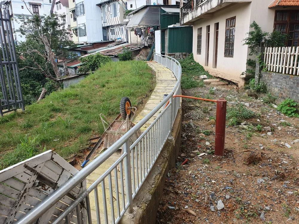 Phía đỉnh dốc, cơ quan chức năng xây hàng rào cùng dàn bê tông chắn kiên cố. Phía đỉnh dốc, cơ quan chức năng xây hàng rào cùng dàn bê tông chắn kiên cố.