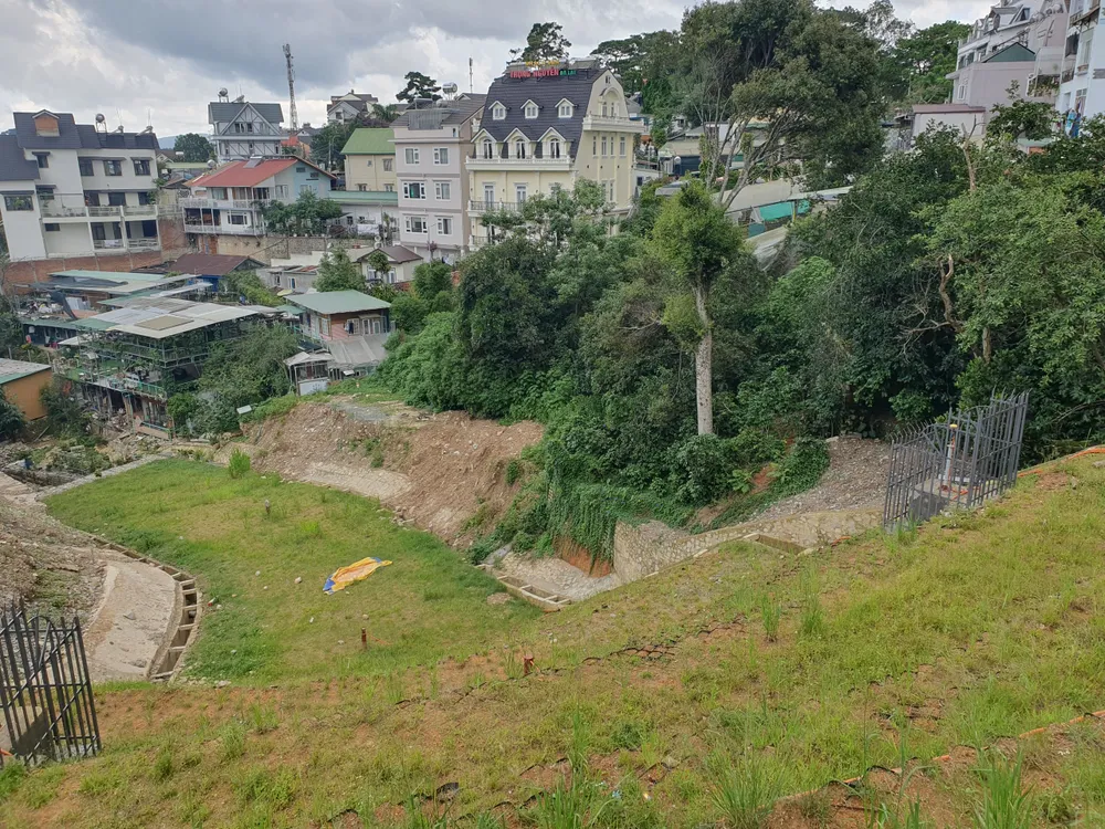 Không những vậy, hai bên dốc còn có cống bê tông thoát nước được lắp đặt từ trên xuống dưới chân đồi. Không những vậy, hai bên dốc còn có cống bê tông thoát nước được lắp đặt từ trên xuống dưới chân đồi.