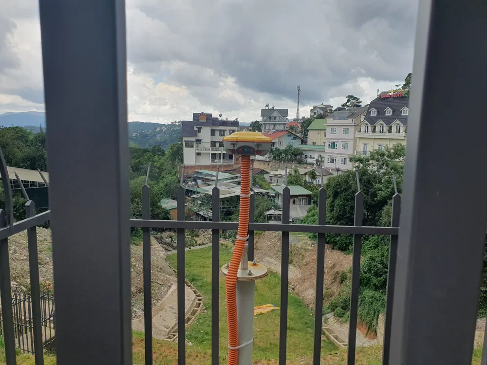 Cận cảnh các cột cảm biến luôn có đèn hiển thị phát sáng. Cận cảnh các cột cảm biến luôn có đèn hiển thị phát sáng.