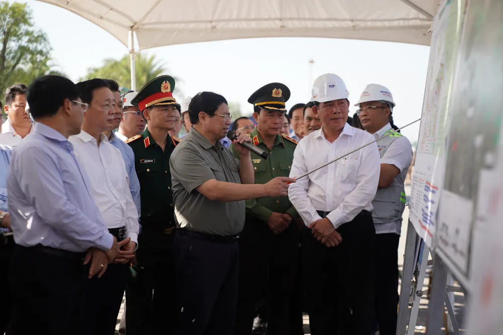 Thủ tướng Chính phủ Phạm Minh Chính đến thăm và làm việc tại công trường dự án Vành Đai 3