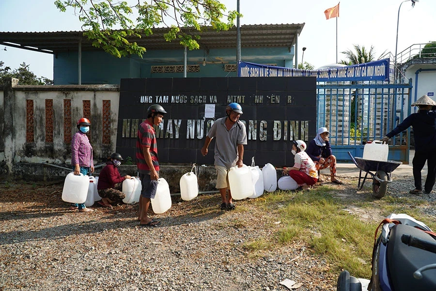 Vì hạn mặn, người dân xã Long Đại, huyện Bình Đại, Bến Tre phải đi lấy từng can nước sạch về sinh hoạt. Ảnh: Đông Hà xâm nhập mặn.jpg