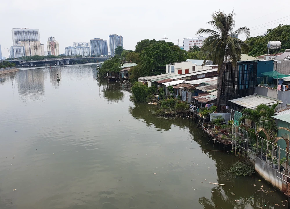 Nhà cửa lụp xụp, tạm bợ lấn ra bờ nam kênh Đôi. Ảnh: K.C