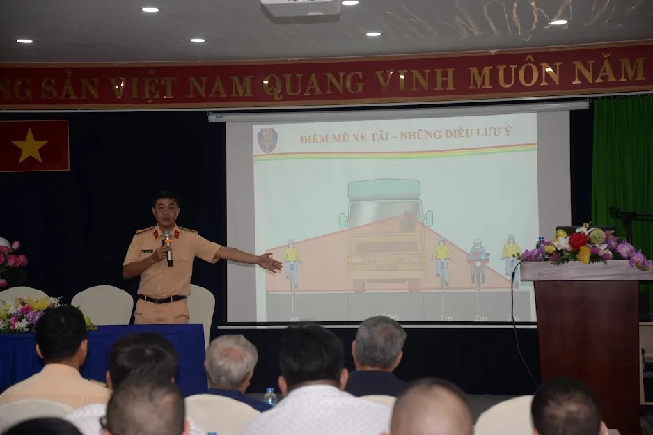 Cảnh sát giao thông giải thích các tình huống về điểm mù xe tải cho các tài xế. Ảnh: H.V HKV_9703.JPG
