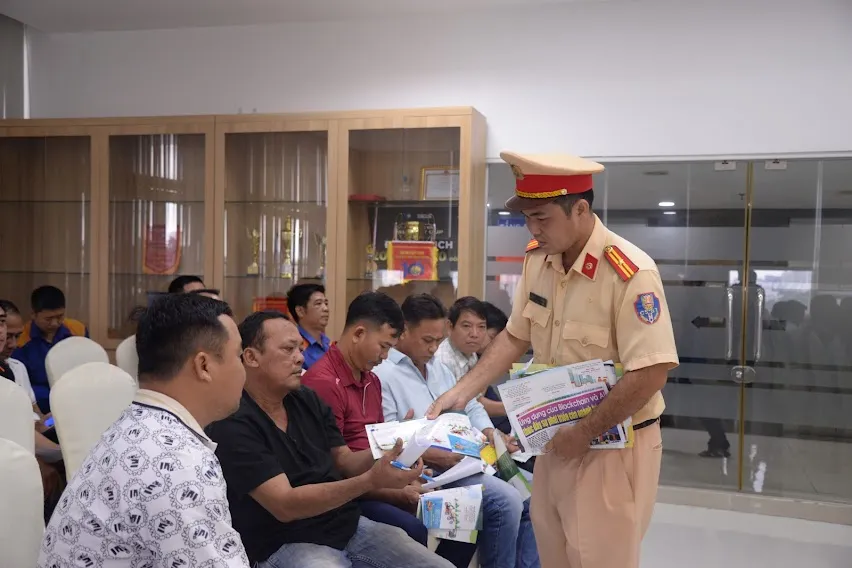 Cảnh sát giao thông phát tài liệu tập huấn, tuyên truyền cho các tài xế. Ảnh: H.V HKV_9713.JPG