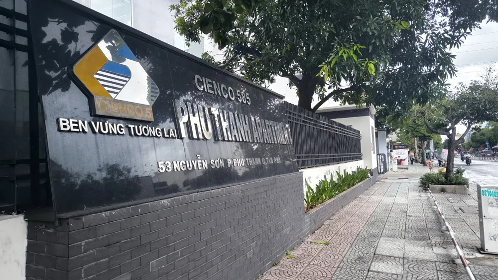 Hàng trăm cư dân tại chung cư Phú Thạnh đứng ngồi không yên vì bỗng nhiên bị ngân hàng siết nợ. Ảnh: H.V ngân hàng siết nợ.jpg