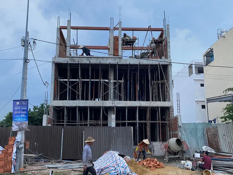 Một công trình nhà ở riêng lẻ xây dựng trên địa bàn TP.HCM. Ảnh: PLO có tầng hầm.jpg