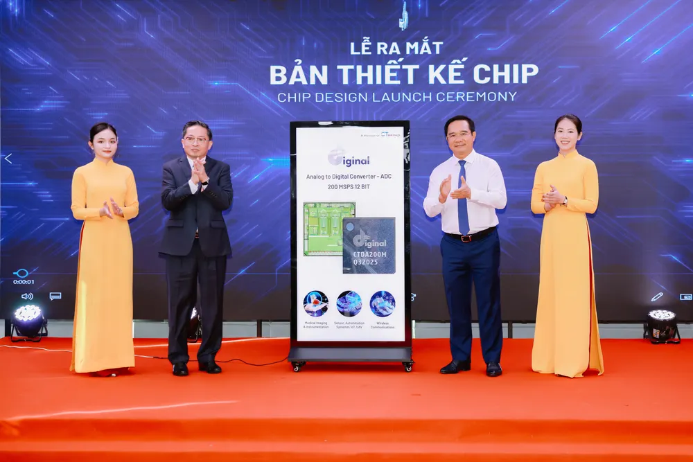 Ông Nguyễn Văn Được, Chủ tịch UBND TP.HCM (bên phải) và ông Trần Kim Chung, Chủ tịch Tập đoàn CT Group tại Lễ ra mắt bản thiết kế chip IoT của người Việt. Hình Bài Sơ kết NQ57.jpg