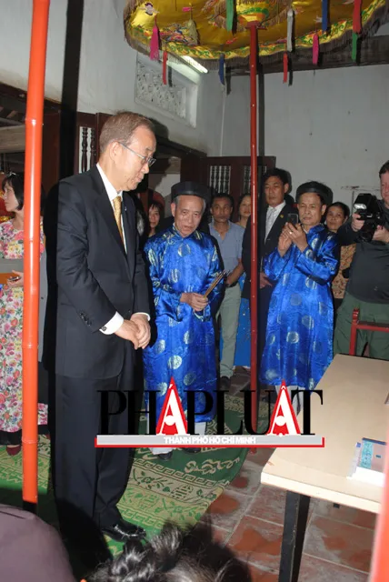 Chùm ảnh độc quyền: Ông Ban Ki - Moon làm gì tại nhà thờ họ Phan Huy? ảnh 6 Chùm ảnh độc quyền: Ông Ban Ki - Moon làm gì tại nhà thờ họ Phan Huy? ảnh 6
