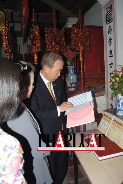 Chùm ảnh độc quyền: Ông Ban Ki - Moon làm gì tại nhà thờ họ Phan Huy? ảnh 7 Chùm ảnh độc quyền: Ông Ban Ki - Moon làm gì tại nhà thờ họ Phan Huy? ảnh 7