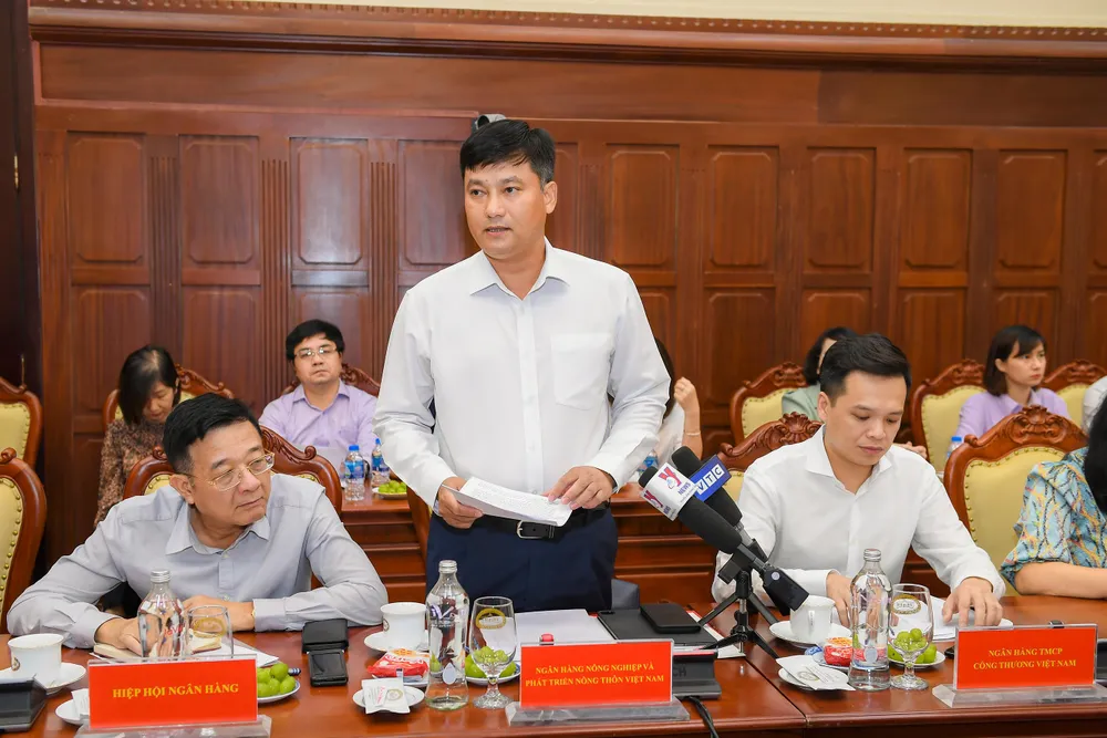 Phó Tổng Giám đốc Agribank trình bày một số khó khăn, vướng mắc của Ngân hàng khi thực hiện gói hỗ trợ. Ảnh: NHNN. Phó Tổng Giám đốc Agribank trình bày một số khó khăn, vướng mắc của Ngân hàng khi thực hiện gói hỗ trợ. Ảnh: NHNN.