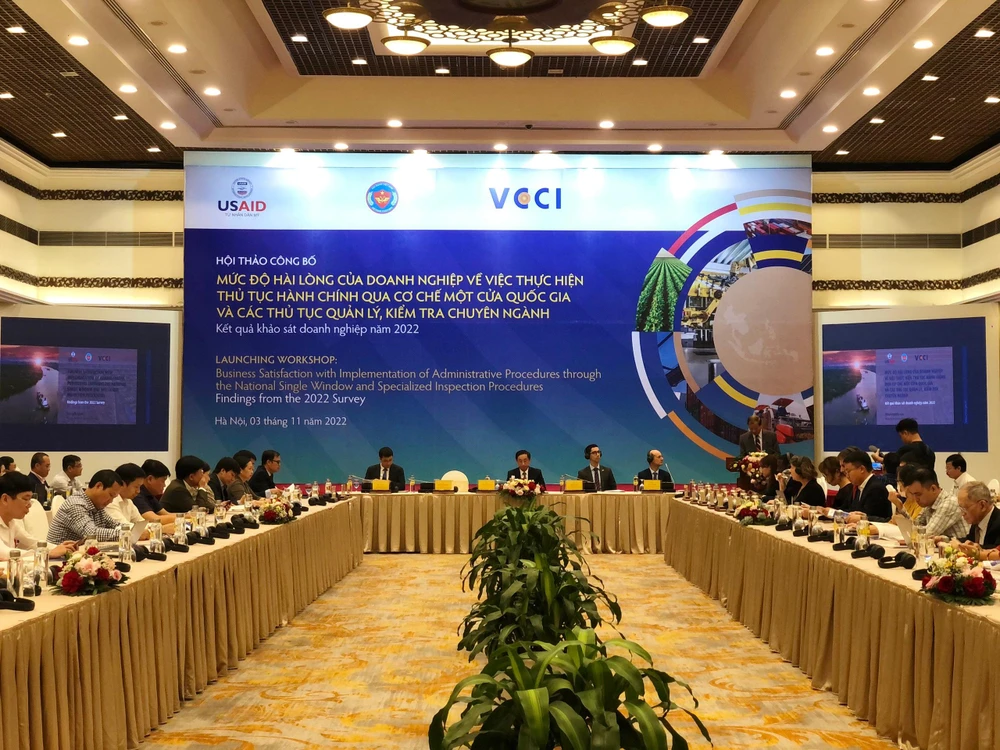 Đại diện Tổng cục Hải quan trình bày đề dẫn về nỗ lực cải thiện Cổng MCQG tại Hội thảo. Ảnh: Minh Trúc.