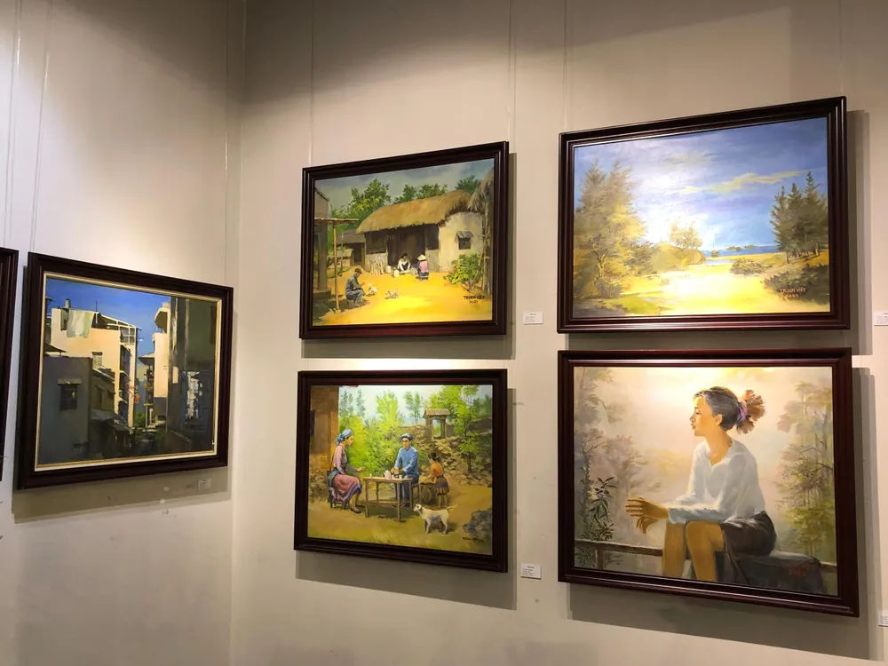 Một vài tác phẩm mang hơi thở cuộc sống được trưng bày trong triển lãm. Ảnh: MINH TRÚC