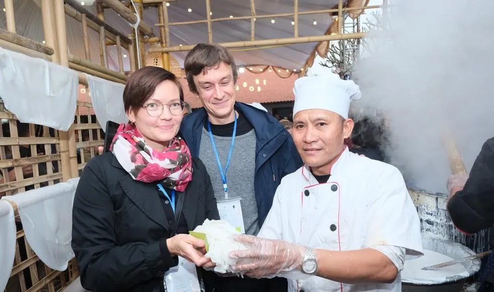 Bà Maija Seppälä - Tham tán Đại sứ quán Phần Lan (trái), tham quan và làm bánh phở truyền thống tại làng Vân Cù. Ảnh: TTO. Bà Maija Seppälä - Tham tán Đại sứ quán Phần Lan (trái), tham quan và làm bánh phở truyền thống tại làng Vân Cù. Ảnh: TTO.