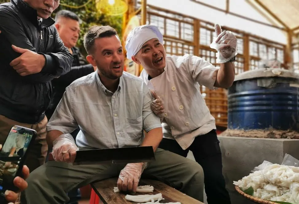 Du khách trải nghiệm thái bánh phở tại ngày hội. Ảnh: TTO. Du khách trải nghiệm thái bánh phở tại ngày hội. Ảnh: TTO.