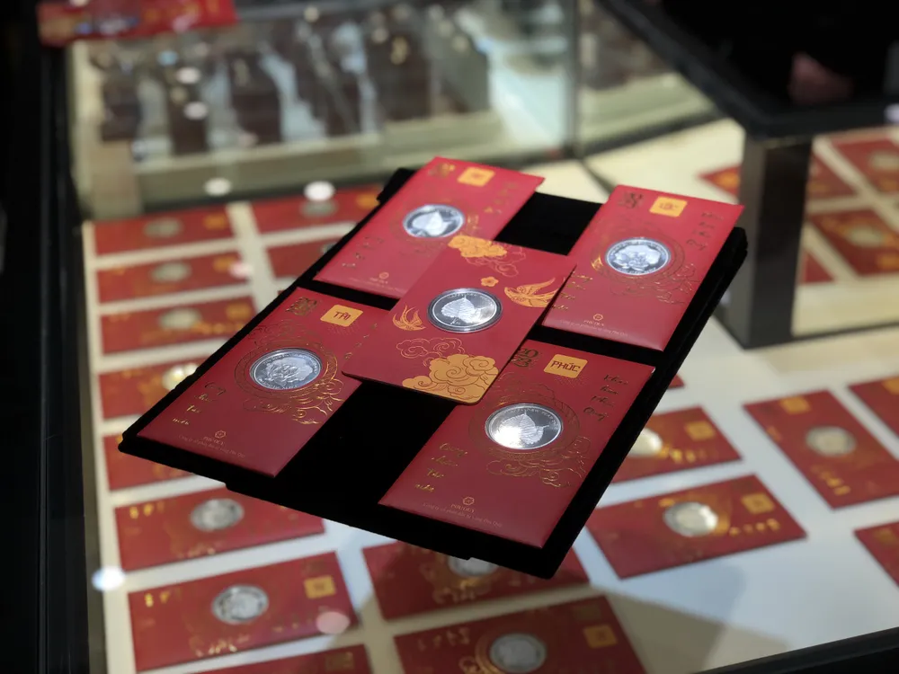 Trừ những sản phẩm từ chất liệu vàng nhiều công ty đã ra mắt những dòng sản phẩm bằng bạc với công nghệ mới để phục vụ nhu cầu thị yếu của người dân. Ảnh: Minh Trúc Trừ những sản phẩm từ chất liệu vàng nhiều công ty đã ra mắt những dòng sản phẩm bằng bạc với công nghệ mới để phục vụ nhu cầu thị yếu của người dân. Ảnh: Minh Trúc