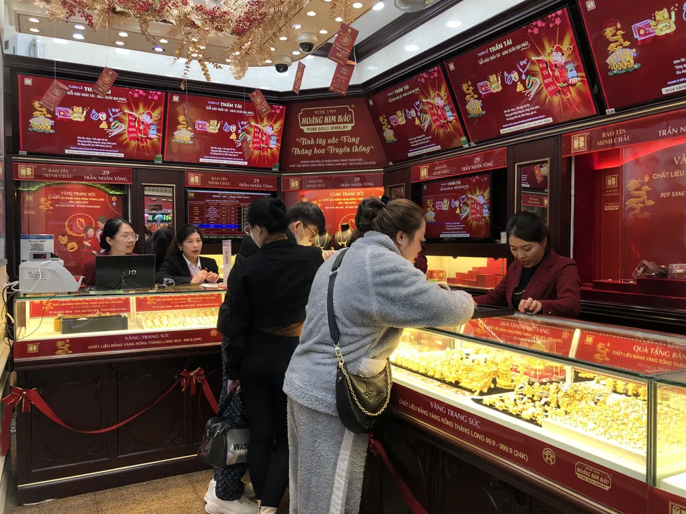 Những sản phẩm trang sức vàng ta như dây chuyền, nhẫn cũng được người dân tin tưởng lựa chọn. Ảnh: Minh Trúc. Những sản phẩm trang sức vàng ta như dây chuyền, nhẫn cũng được người dân tin tưởng lựa chọn. Ảnh: Minh Trúc.