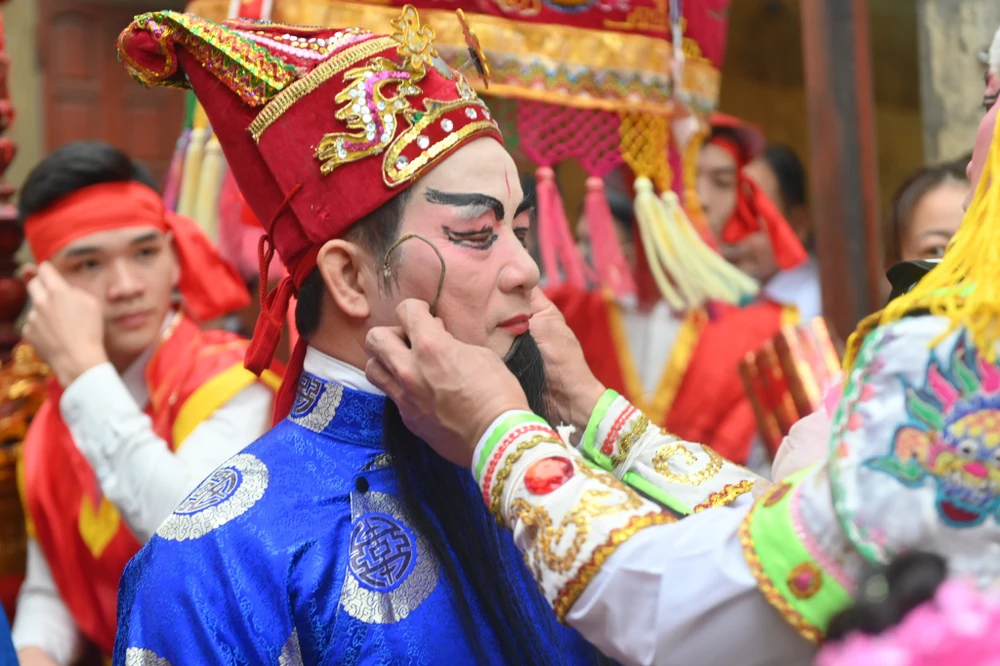 Người dân làng Thổ Hà (Bắc Giang) chuẩn bị tươm tất mọi việc từ sáng sớm. ẢNH: HOÀNG ANH