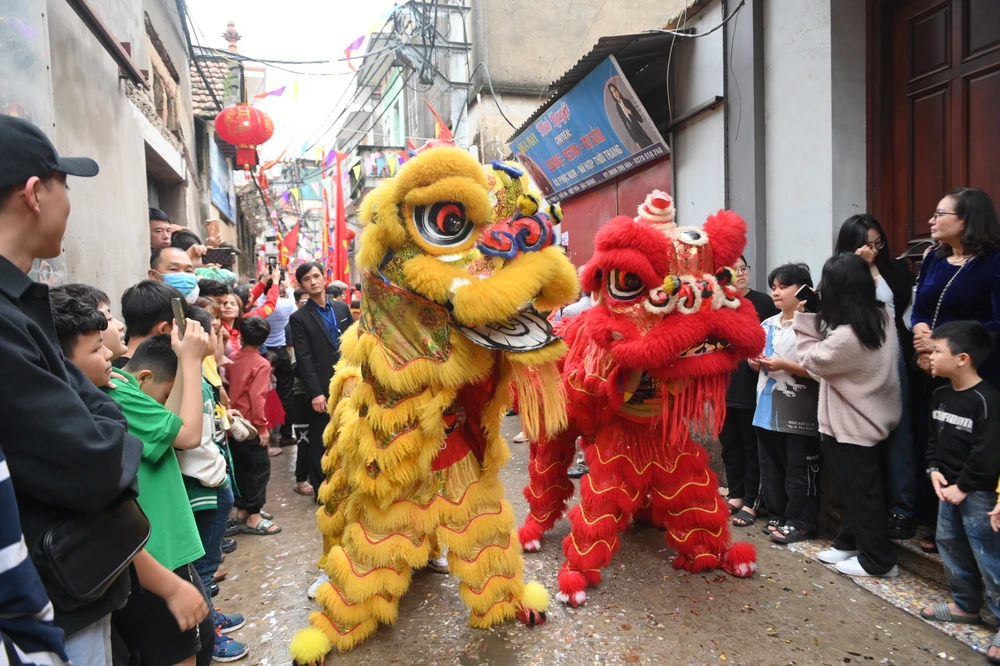 Dẫn đầu là đoàn múa lân, đội bát nhã đủ cả kèn, trống, nhị, thanh la. ẢNH: HOÀNG ANH