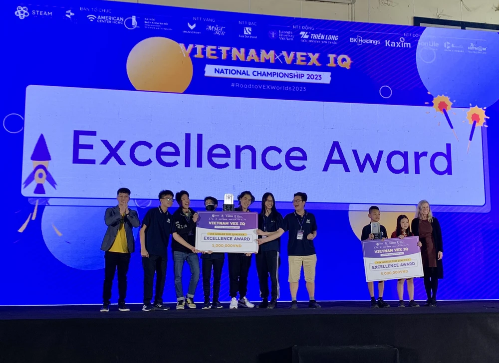 Hai đội thi đại diện cấp Tiểu học và Trung học giành giải xuất sắc nhất. Ảnh: MINH TRÚC Hai đội thi đại diện cấp Tiểu học và Trung học giành giải xuất sắc nhất. Ảnh: MINH TRÚC