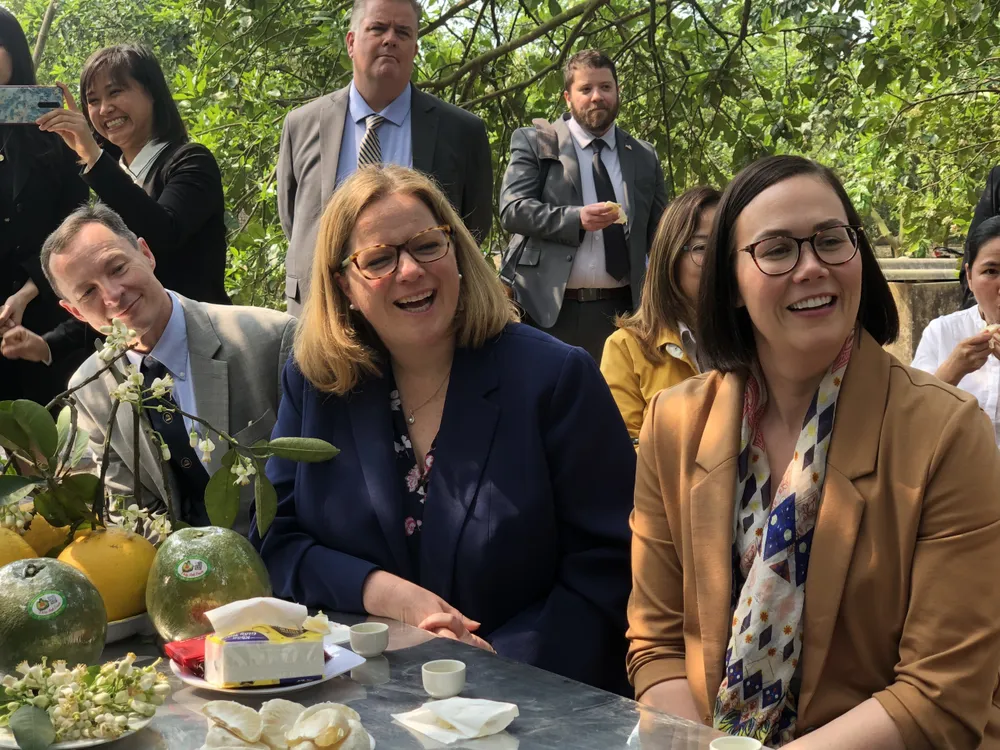 Hai vị Thứ trưởng Mỹ trầm trồ khi nhìn chủ vườn bưởi giới thiệu kỹ thuật bổ bưởi. Ảnh: MINH TRÚC Hai vị Thứ trưởng Mỹ trầm trồ khi nhìn chủ vườn bưởi giới thiệu kỹ thuật bổ bưởi. Ảnh: MINH TRÚC