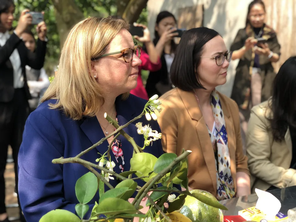 Hai Thứ trưởng Nông nghiệp Mỹ Jennifer Moffitt (trái) và Alexis Taylor trao đổi khi tham quan vườn bưởi Diễn. Ảnh: MINH TRÚC Hai Thứ trưởng Nông nghiệp Mỹ Jennifer Moffitt (trái) và Alexis Taylor trao đổi khi tham quan vườn bưởi Diễn. Ảnh: MINH TRÚC