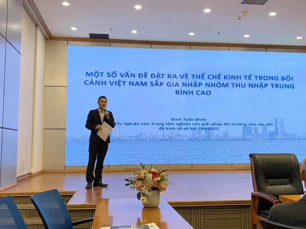Ông Đinh Tuấn Minh đề xuất giải pháp trước mắt trong việc cải cách thể chế. Ảnh: MINH TRÚC Ông Đinh Tuấn Minh đề xuất giải pháp trước mắt trong việc cải cách thể chế. Ảnh: MINH TRÚC