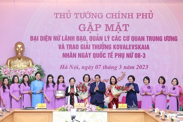 Thủ tướng Chính phủ Phạm Minh Chính và nguyên Phó Chủ tịch nước Nguyễn Thị Doan trao giải thưởng Kovalevskaia năm 2022 cho các nhà khoa học nữ. Ảnh: VGP/Nhật Bắc Thủ tướng Chính phủ Phạm Minh Chính và nguyên Phó Chủ tịch nước Nguyễn Thị Doan trao giải thưởng Kovalevskaia năm 2022 cho các nhà khoa học nữ. Ảnh: VGP/Nhật Bắc