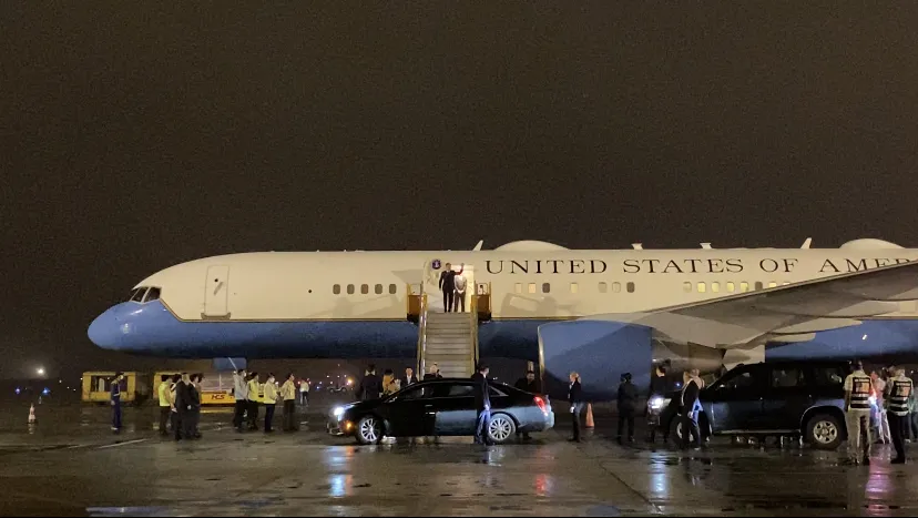 Ngoại trưởng Mỹ Antony Blinken đã xuống sân bay Nội Bài (Hà Nội) lúc 19 giờ 45 phút, tối 14-4. ẢNH: MINH TRÚC