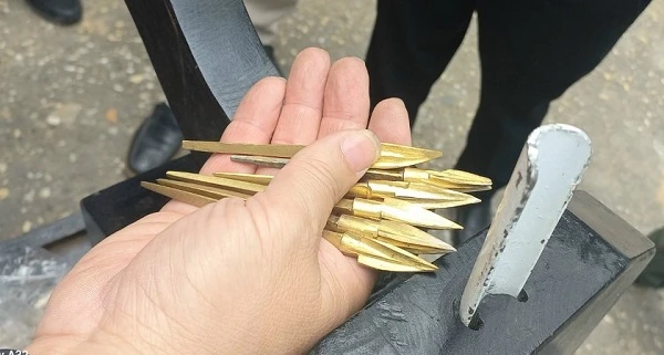 Mũi tên được kỹ sư Thanh thiết kế theo giống hình dạng, kích thước, chất liệu của các mũi tên đã được khai quật ở Cổ Loa. Ảnh: M.T Mũi tên được kỹ sư Thanh thiết kế theo giống hình dạng, kích thước, chất liệu của các mũi tên đã được khai quật ở Cổ Loa. Ảnh: M.T