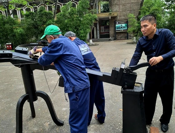 Kỹ sư Vũ Đình Thanh với sáng chế "nỏ thần" đã được cấp bằng sáng chế. Ảnh: M.T Kỹ sư Vũ Đình Thanh với sáng chế "nỏ thần" đã được cấp bằng sáng chế. Ảnh: M.T