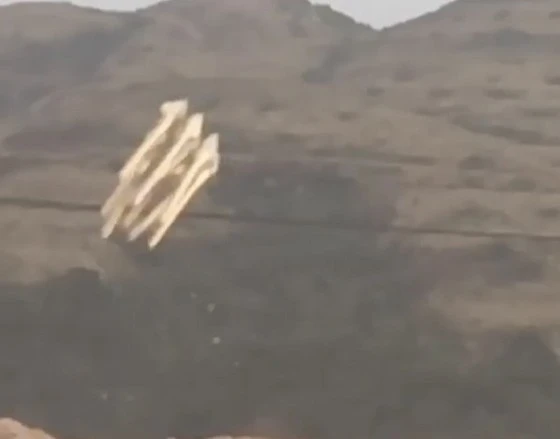 Mũi tên khi tiếp đất sẽ có vận tốc lớn, xuyên mọi loại giáp sắt, xuyên táo cả loạt quân giặc. Ảnh: M.T Mũi tên khi tiếp đất sẽ có vận tốc lớn, xuyên mọi loại giáp sắt, xuyên táo cả loạt quân giặc. Ảnh: M.T