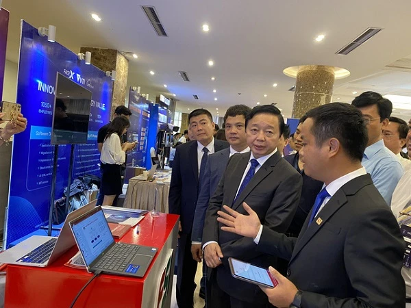 Phó Thủ tướng Trần Hồng Hà và các đại biểu tìm hiểu về giải pháp xử lý dữ liệu số đa ngành. Ảnh: M.T Phó Thủ tướng Trần Hồng Hà và các đại biểu tìm hiểu về giải pháp xử lý dữ liệu số đa ngành. Ảnh: M.T