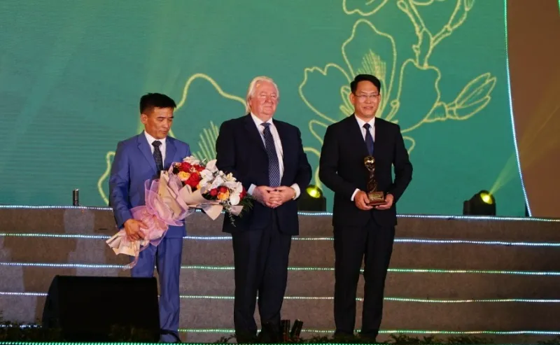 Ông Graham Cooke - Nhà sáng lập, Chủ tịch thương hiệu Giải thưởng Du lịch Thế giới World Travel Awards đã trao cúp vinh danh cho Khu du lịch Quốc gia Mộc Châu.