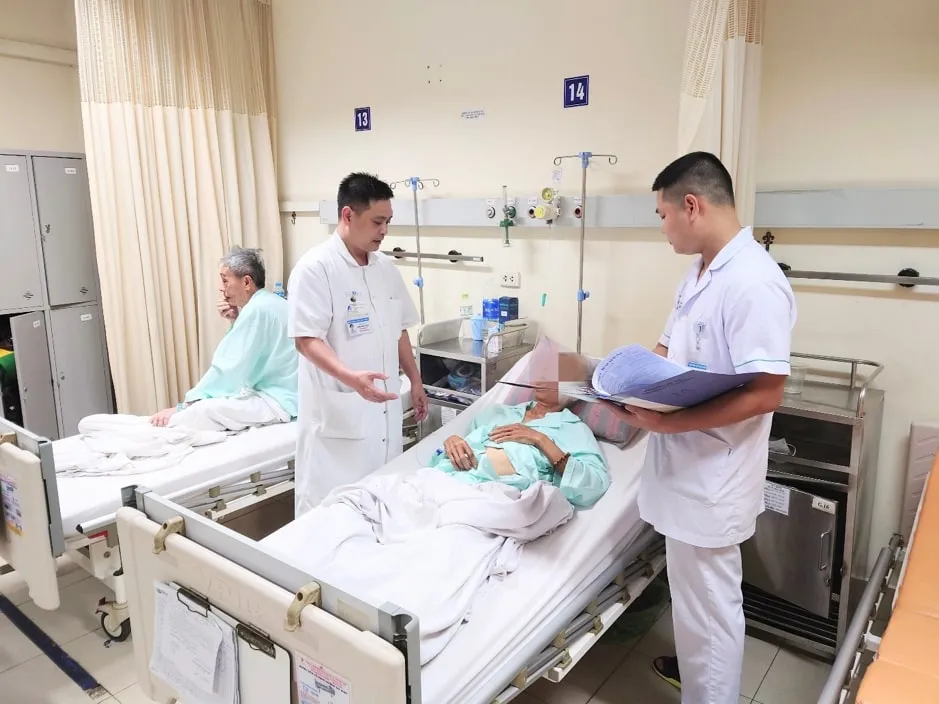 TS.BS Trịnh Hoàng Giang – Phó Giám đốc Trung tâm Nam học, Bệnh viện Hữu nghị Việt Đức thăm khám cho bệnh nhân sau phẫu thuật