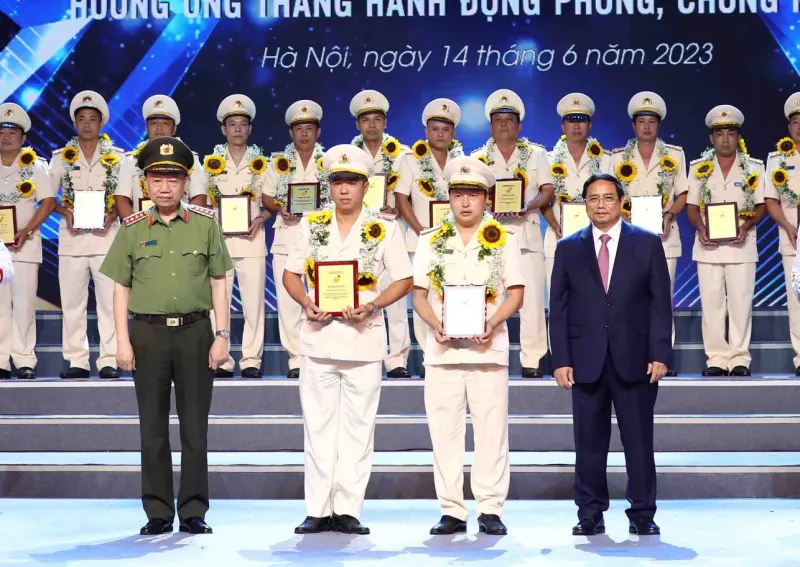 Thủ tướng Phạm Minh Chính và Bộ trưởng Tô Lâm trao Kỷ niệm chương tặng các gương điển hình tiên tiến trong công tác phòng, chống ma túy Thủ tướng Phạm Minh Chính và Bộ trưởng Tô Lâm trao Kỷ niệm chương tặng các gương điển hình tiên tiến trong công tác phòng, chống ma túy