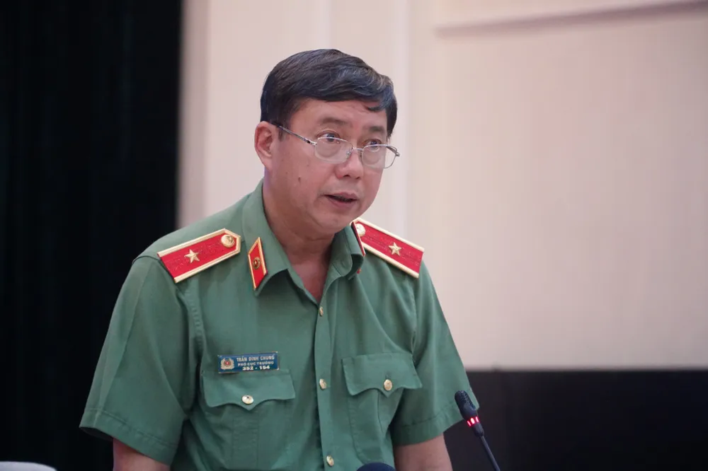 Thiếu tướng Trần Đình Chung trả lời phỏng vấn báo chí. Ảnh: Phi Hùng