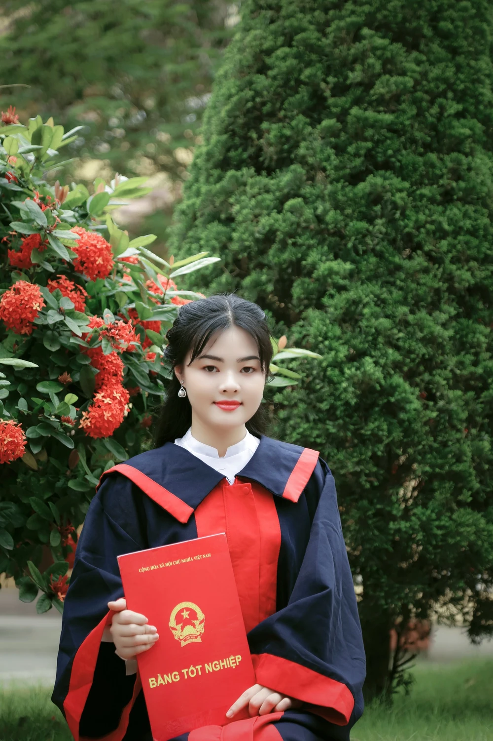 Thủ khoa khối D kỳ thi Tốt nghiệp THPT 2023 là em Vân Anh - lớp trưởng lớp 12A1, Trường THPT Nguyễn Bỉnh Khiêm (Vĩnh Bảo, Hải Phòng). Ảnh: NVCC