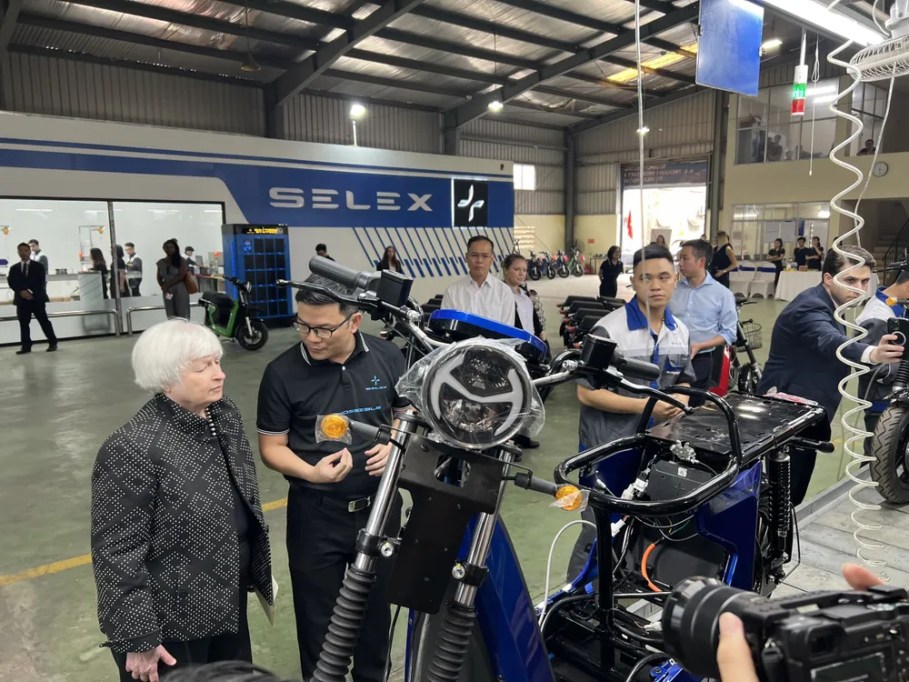 Bộ trưởng Tài chính Mỹ tỏ ra rất hứng thú với các vận hàng của hãng xe điện Selex Motors do người Việt sản xuất. Ảnh: N.D