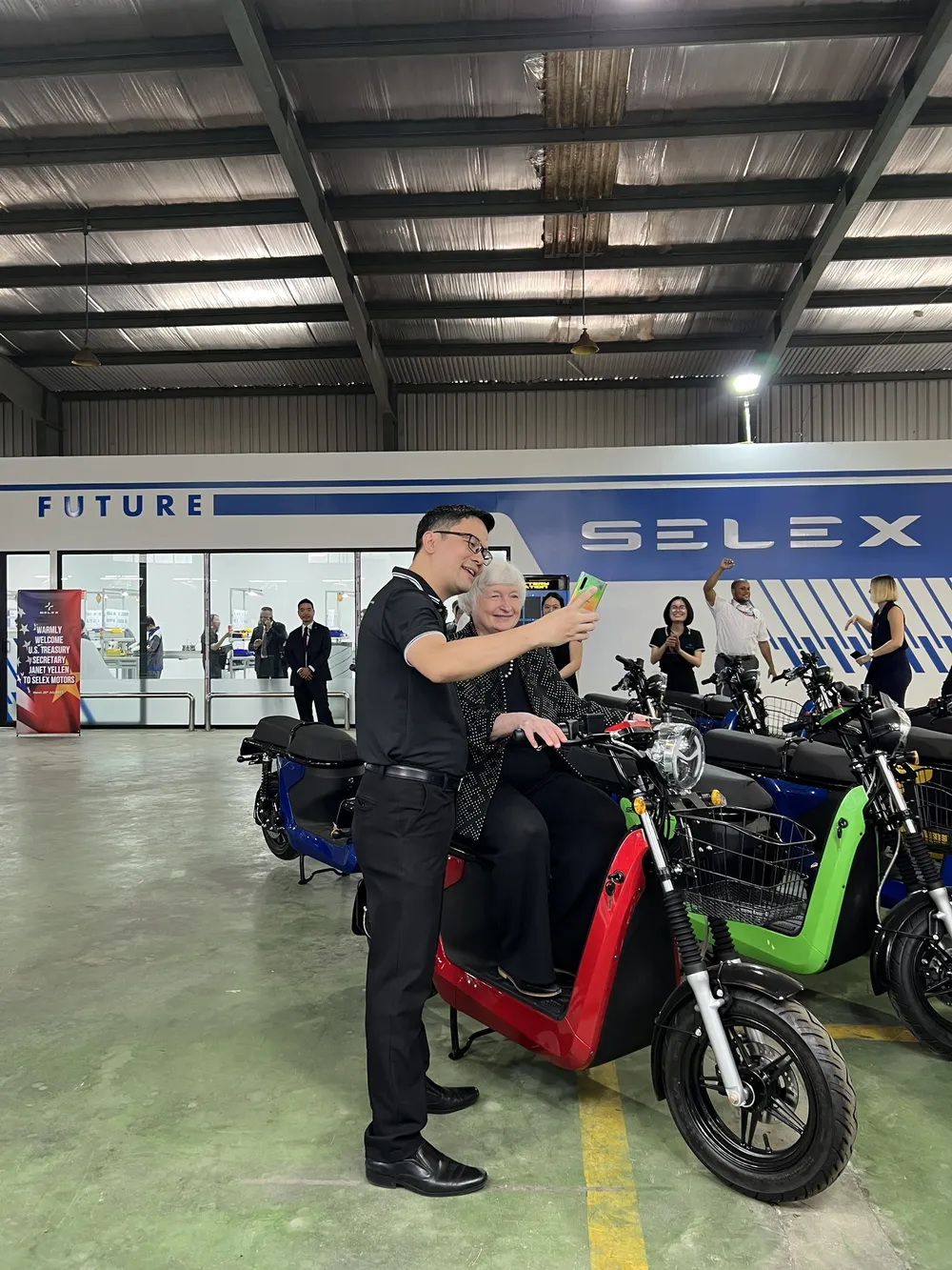 Hình ảnh bà Yellen đã ngồi thử lên chiếc xe điện của Selex Motors. Ảnh: N.D