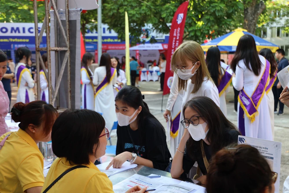 Thí sinh nghe tư vấn lựa chọn trường xét tuyển Đại học năm 2023. Ảnh: Minh Trúc