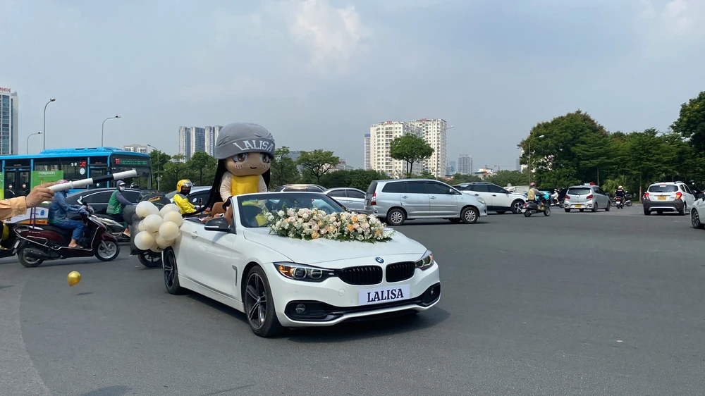 Có bạn trẻ không ngại chi tiền trang trí xe ô tô như xe cưới để ủng hộ concert thần tượng. Ảnh: Minh Trúc