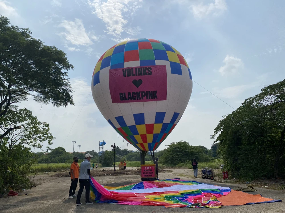 Không chỉ vậy, khinh khí cầu với dòng chữ thể hiện tình cảm của người hâm mộ Việt Nam với Blackpink. Ảnh: Minh Trúc