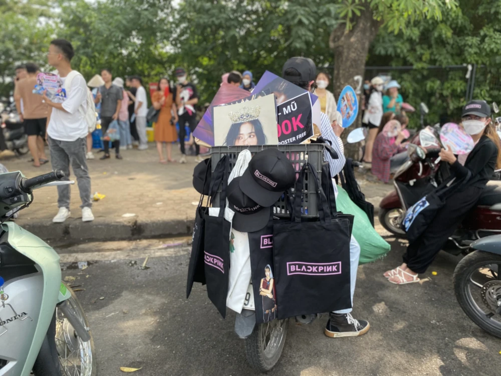 Mũ, túi tote, banner, lightstick in hình thần tượng được bày bán bên ngoài sân vận động. Ảnh: MInh Trúc