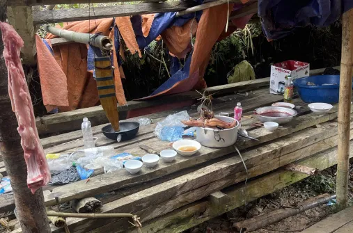 Khu vực nấu ăn và để thực phẩm tại đám ma. Ảnh: Sở Y tế Lào Cai