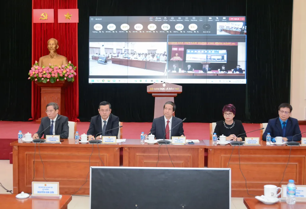 Bộ trưởng Bộ GD&amp;ĐT gặp gỡ nhà giáo, cán bộ quản lý, nhân viên ngành Giáo dục ngày 15-8. Ảnh: MOET